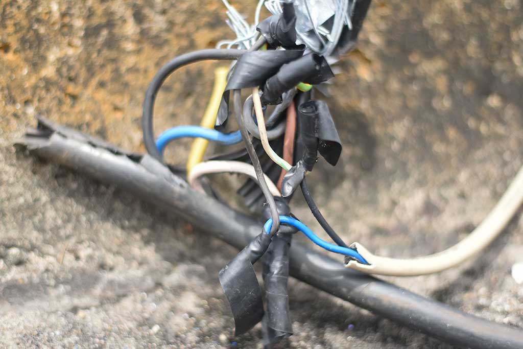 Aluminum Wiring tangled in a bunch Aluminum Wiring tangled in a bunch